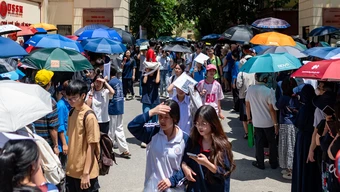Sĩ tử mướt mồ hôi, phụ huynh đội nắng vây kín cổng trường chuyên