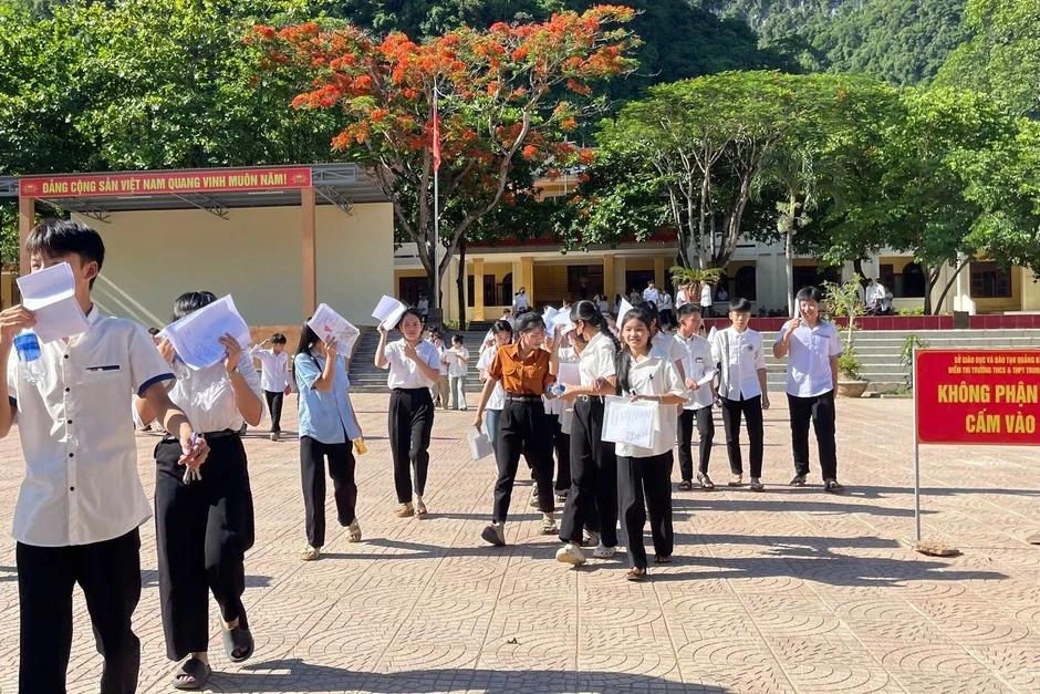 Sĩ tử ngủ quên, hỏng xe được công an đưa đến điểm thi bằng xe chuyên dụng Sĩ tử ngủ quên, hỏng xe được công an đưa đến điểm thi bằng xe chuyên dụng
