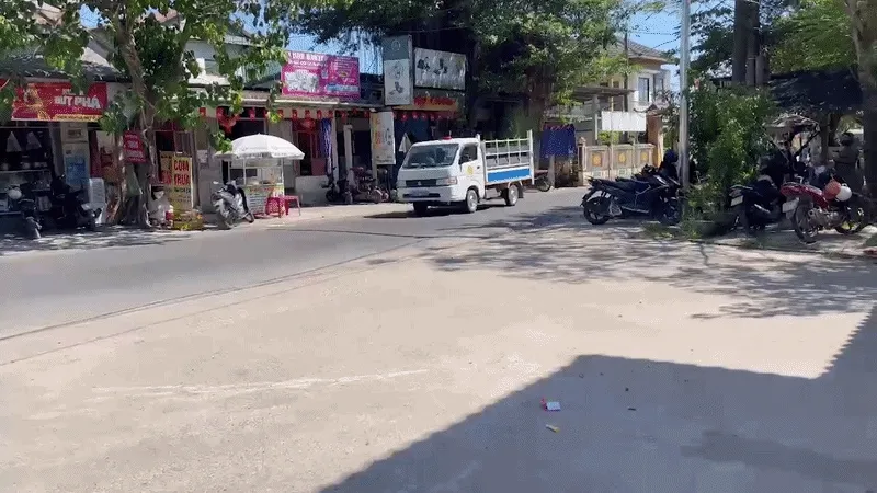Sĩ tử ngủ quên, hỏng xe được công an đưa đến điểm thi bằng xe chuyên dụng Sĩ tử ngủ quên, hỏng xe được công an đưa đến điểm thi bằng xe chuyên dụng