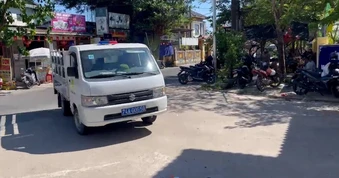 Sĩ tử ngủ quên, hỏng xe được công an đưa đến điểm thi bằng xe chuyên dụng