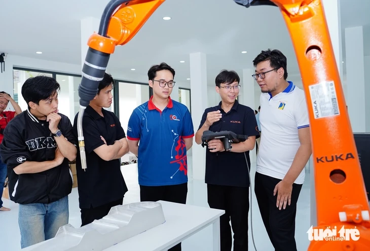 Sinh viên Bách khoa Đà Nẵng học robot trong ‘nhà máy thông minh’ tại giảng đường