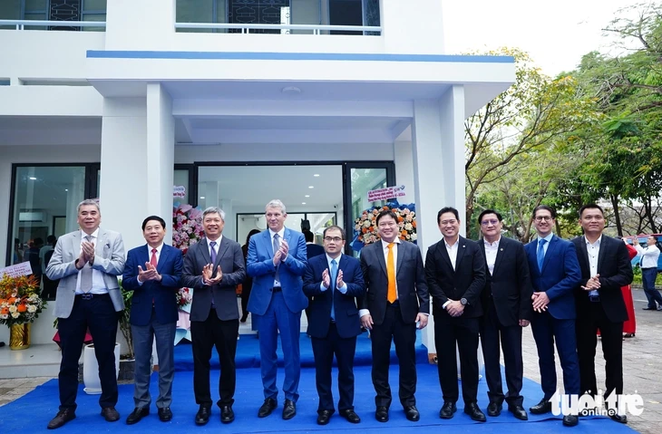 Sinh viên Bách khoa Đà Nẵng học robot trong ‘nhà máy thông minh’ tại giảng đường