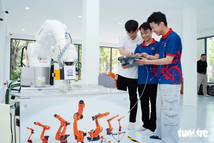Sinh viên Bách khoa Đà Nẵng học robot trong ‘nhà máy thông minh’ tại giảng đường