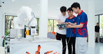 Sinh viên Bách khoa Đà Nẵng học robot trong ‘nhà máy thông minh’ tại giảng đường