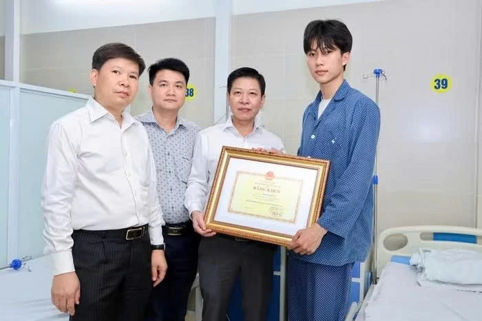 Sinh viên Bách khoa dũng cảm cứu người nhận Bằng khen của Bộ GD&ĐT