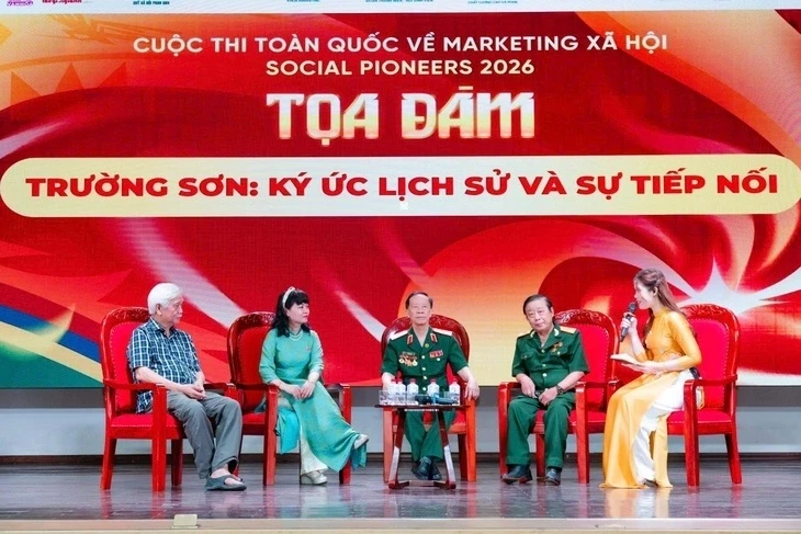 Sinh viên chia sẻ thắc mắc với nhân chứng lịch sử ở tuyến đường Trường Sơn Sinh viên chia sẻ thắc mắc với nhân chứng lịch sử ở tuyến đường Trường Sơn