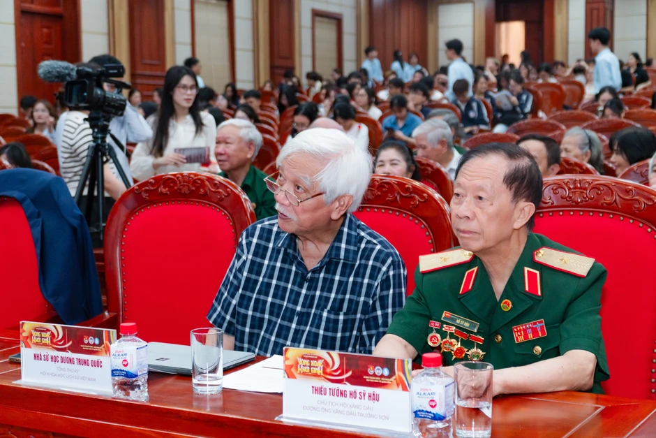 Sinh viên chia sẻ thắc mắc với nhân chứng lịch sử ở tuyến đường Trường Sơn Sinh viên chia sẻ thắc mắc với nhân chứng lịch sử ở tuyến đường Trường Sơn