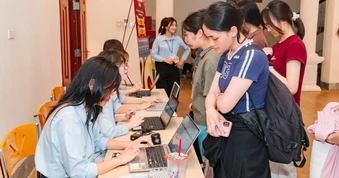 Sinh viên chia sẻ thắc mắc với nhân chứng lịch sử ở tuyến đường Trường Sơn