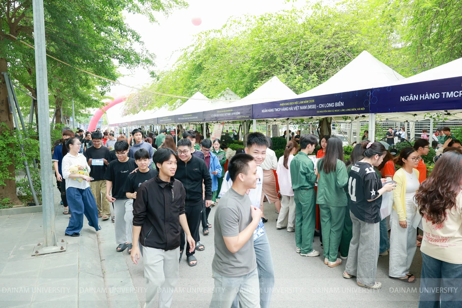 Sinh viên có việc làm trước ngày nhận bằng: Trường Đại học Đại Nam đưa doanh nghiệp vào giảng đường Sinh viên có việc làm trước ngày nhận bằng: Trường Đại học Đại Nam đưa doanh nghiệp vào giảng đường