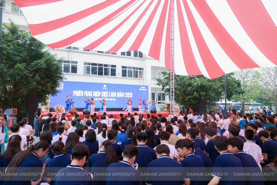 Sinh viên có việc làm trước ngày nhận bằng: Trường Đại học Đại Nam đưa doanh nghiệp vào giảng đường Sinh viên có việc làm trước ngày nhận bằng: Trường Đại học Đại Nam đưa doanh nghiệp vào giảng đường