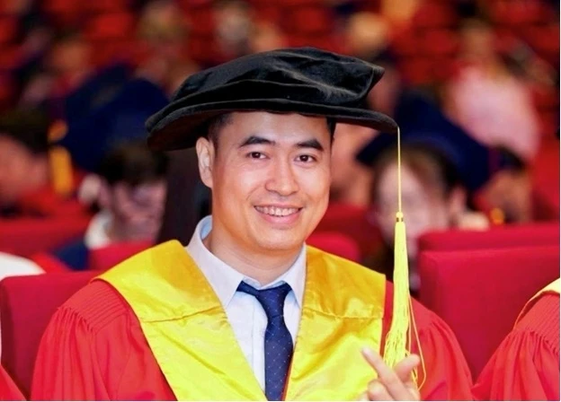 Sinh viên cúi đầu tri ân cha mẹ tại lễ tốt nghiệp ở Trung tâm Hội nghị Quốc gia Sinh viên cúi đầu tri ân cha mẹ tại lễ tốt nghiệp ở Trung tâm Hội nghị Quốc gia