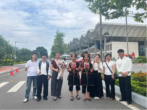 Sinh viên cúi đầu tri ân cha mẹ tại lễ tốt nghiệp ở Trung tâm Hội nghị Quốc gia Sinh viên cúi đầu tri ân cha mẹ tại lễ tốt nghiệp ở Trung tâm Hội nghị Quốc gia