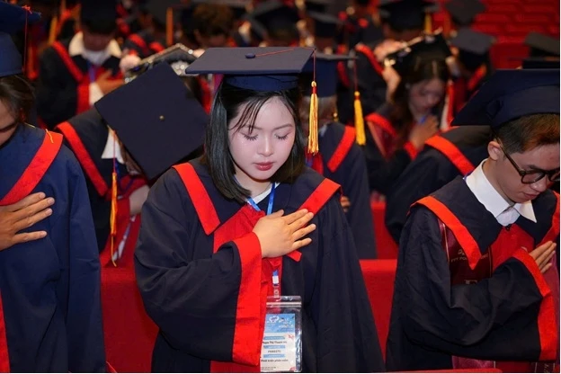 Sinh viên cúi đầu tri ân cha mẹ tại lễ tốt nghiệp ở Trung tâm Hội nghị Quốc gia Sinh viên cúi đầu tri ân cha mẹ tại lễ tốt nghiệp ở Trung tâm Hội nghị Quốc gia