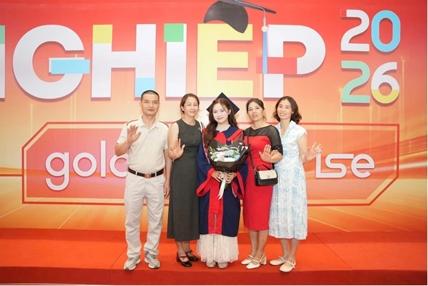 Sinh viên cúi đầu tri ân cha mẹ tại lễ tốt nghiệp ở Trung tâm Hội nghị Quốc gia Sinh viên cúi đầu tri ân cha mẹ tại lễ tốt nghiệp ở Trung tâm Hội nghị Quốc gia