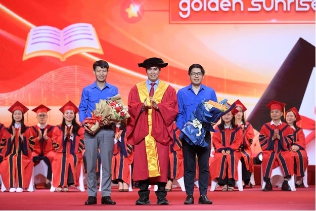 Sinh viên cúi đầu tri ân cha mẹ tại lễ tốt nghiệp ở Trung tâm Hội nghị Quốc gia Sinh viên cúi đầu tri ân cha mẹ tại lễ tốt nghiệp ở Trung tâm Hội nghị Quốc gia