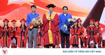 Sinh viên cúi đầu tri ân cha mẹ tại lễ tốt nghiệp ở Trung tâm Hội nghị Quốc gia