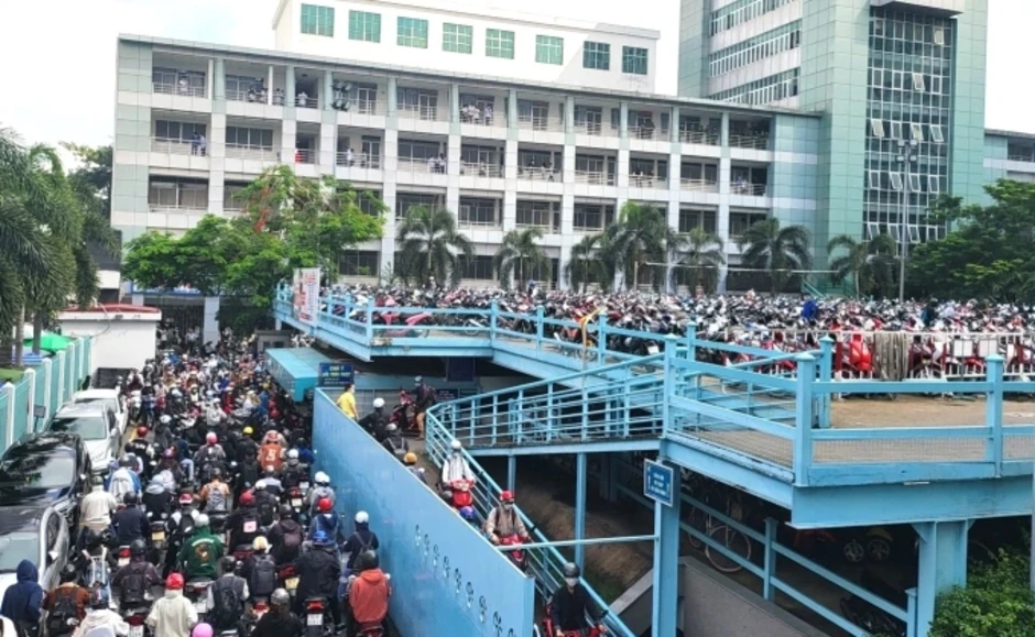 Sinh viên Đại học Công nghiệp TP HCM chật vật tìm chỗ gửi xe Sinh viên Đại học Công nghiệp TP HCM chật vật tìm chỗ gửi xe