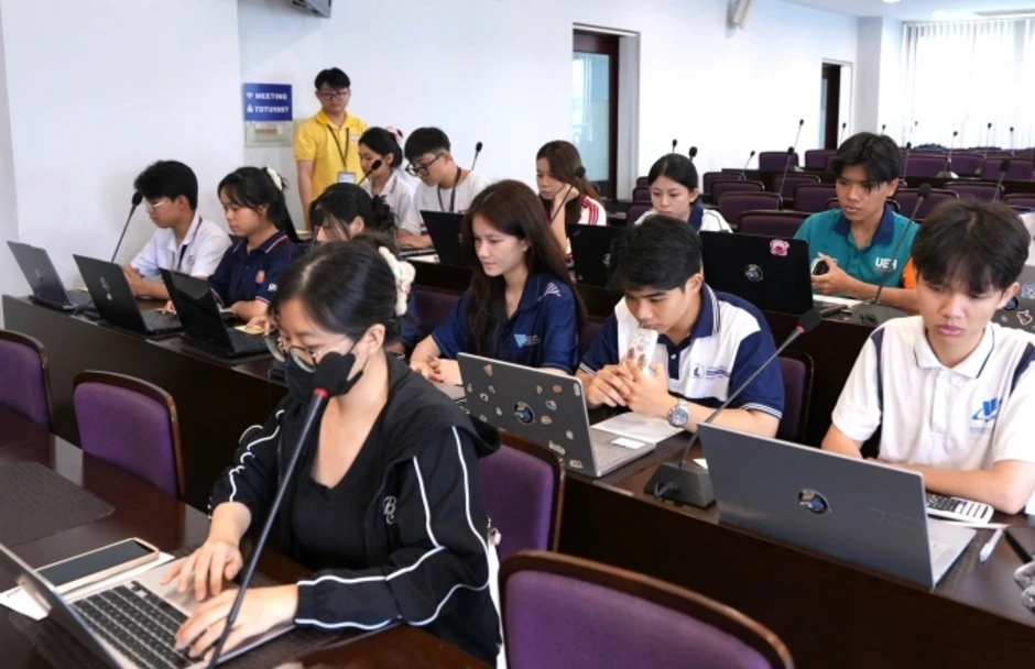 Sinh viên đầu tư chứng khoán bằng 'tiền tươi, thóc thật' Sinh viên đầu tư chứng khoán bằng 'tiền tươi, thóc thật'