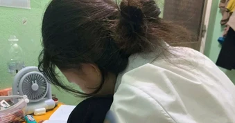 Sinh viên kể chuyện đi làm gia sư, sốc vì bị học sinh hỏi “sao cô xấu quá”