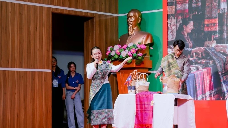 Sinh viên Lào, Campuchia kể chuyện “Những ngôi chợ bên dòng Mê Kông” bằng tiếng Việt