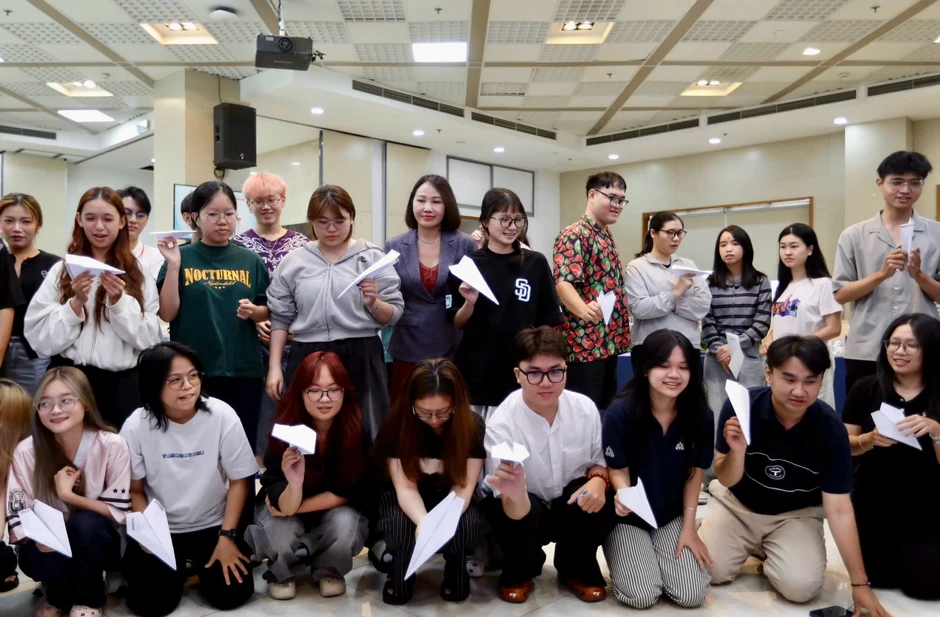 Sinh viên ngành quan hệ công chúng phóng máy bay để… chọn đề thi cuối kỳ Sinh viên ngành quan hệ công chúng phóng máy bay để… chọn đề thi cuối kỳ