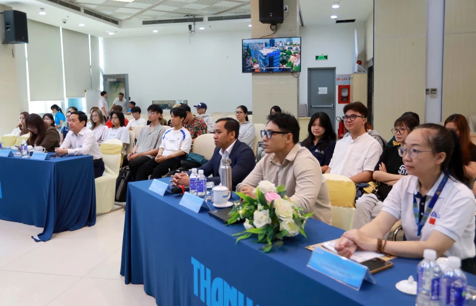 Sinh viên ngành quan hệ công chúng phóng máy bay để… chọn đề thi cuối kỳ Sinh viên ngành quan hệ công chúng phóng máy bay để… chọn đề thi cuối kỳ
