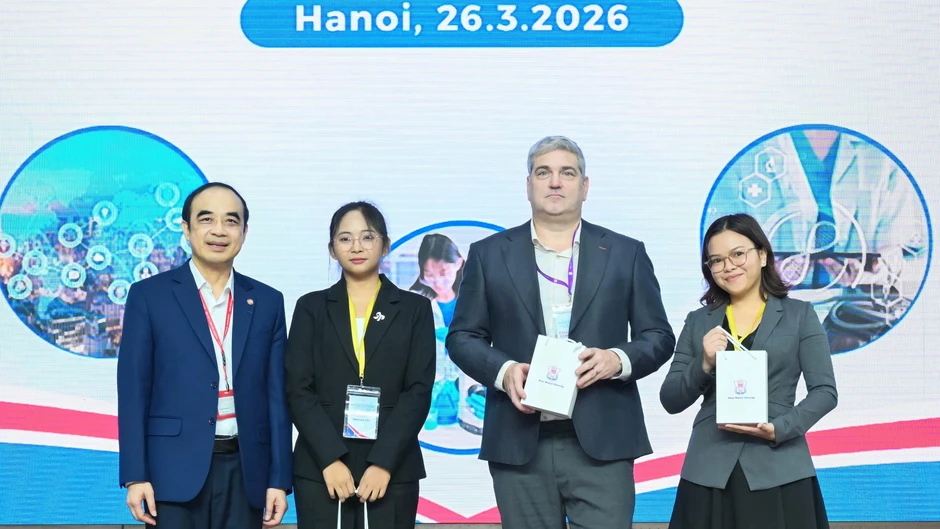 Sinh viên ngành y báo cáo bằng tiếng Anh, tiếng Pháp tại hội nghị khoa học