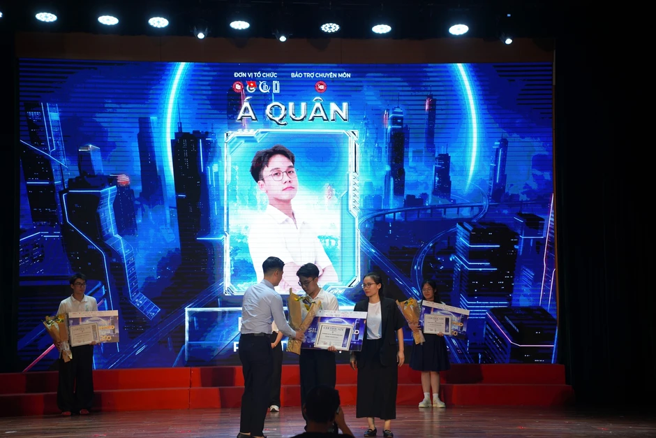 Sinh viên Ngoại thương tạo nên đêm tranh tài nghẹt thở của những nhà quản trị tương lai Sinh viên Ngoại thương tạo nên đêm tranh tài nghẹt thở của những nhà quản trị tương lai