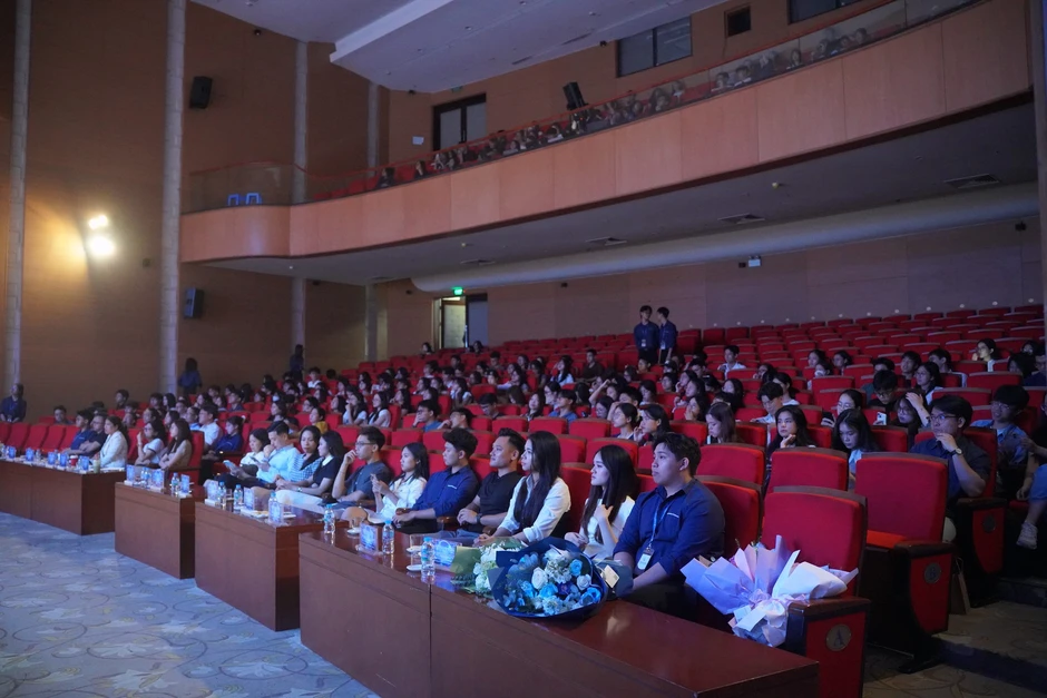 Sinh viên Ngoại thương tạo nên đêm tranh tài nghẹt thở của những nhà quản trị tương lai Sinh viên Ngoại thương tạo nên đêm tranh tài nghẹt thở của những nhà quản trị tương lai