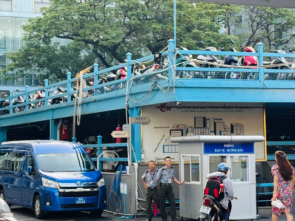 Sinh viên nháo nhác vì bãi xe bất ngờ đóng cửa, trường đại học chuyển hướng học online
