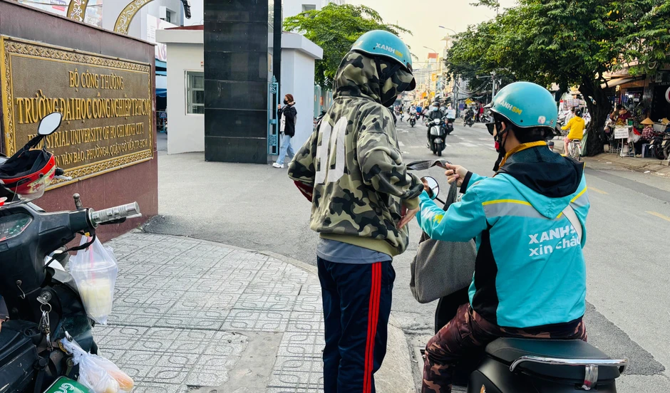 Sinh viên nháo nhác vì bãi xe bất ngờ đóng cửa, trường đại học chuyển hướng học online