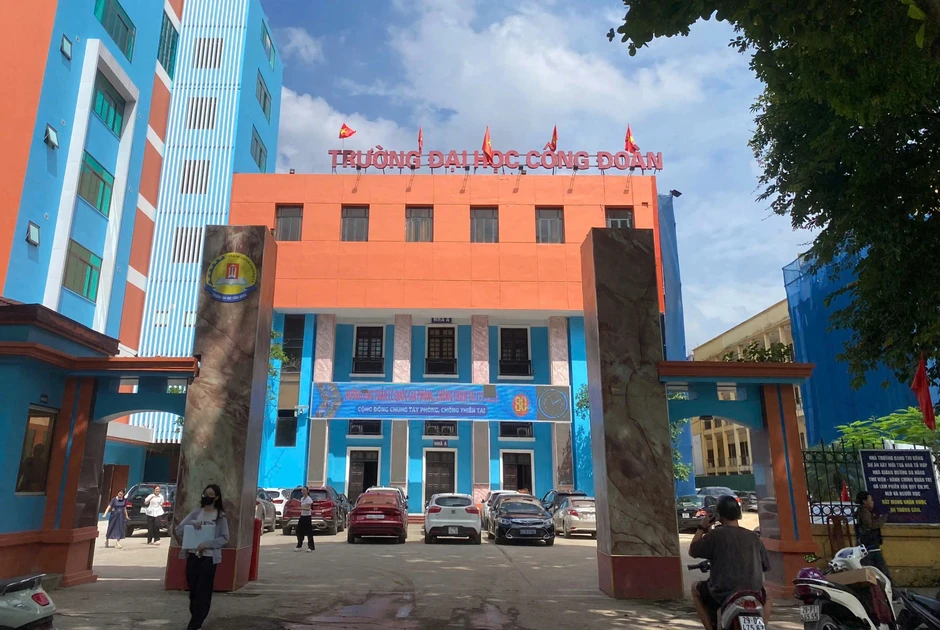 Sinh viên phản ứng vụ thi chuẩn đầu ra sát lịch tốt nghiệp, trường nói gì? Sinh viên phản ứng vụ thi chuẩn đầu ra sát lịch tốt nghiệp, trường nói gì?
