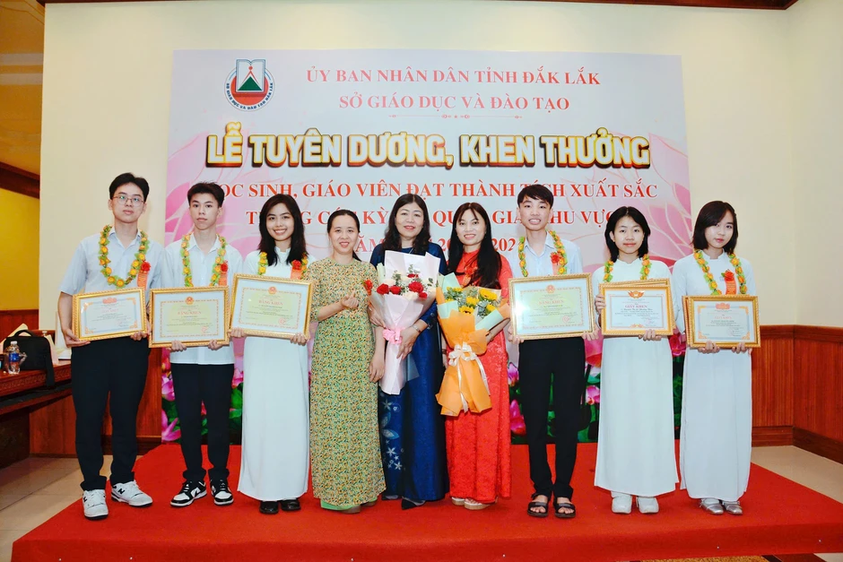 Sinh viên xuất sắc Học viện Ngoại giao thi lại đại học, đỗ thủ khoa C00
