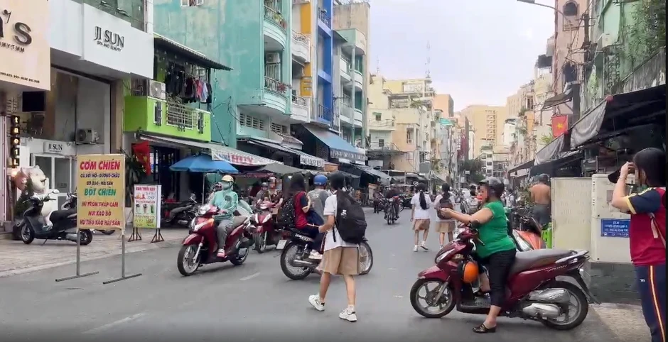 Sở Xây dựng TP.HCM nói gì về việc học sinh không có vỉa hè đi bộ? Sở Xây dựng TP.HCM nói gì về việc học sinh không có vỉa hè đi bộ?
