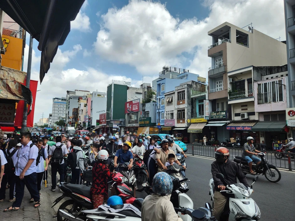 Sở Xây dựng TP.HCM nói gì về việc học sinh không có vỉa hè đi bộ? Sở Xây dựng TP.HCM nói gì về việc học sinh không có vỉa hè đi bộ?
