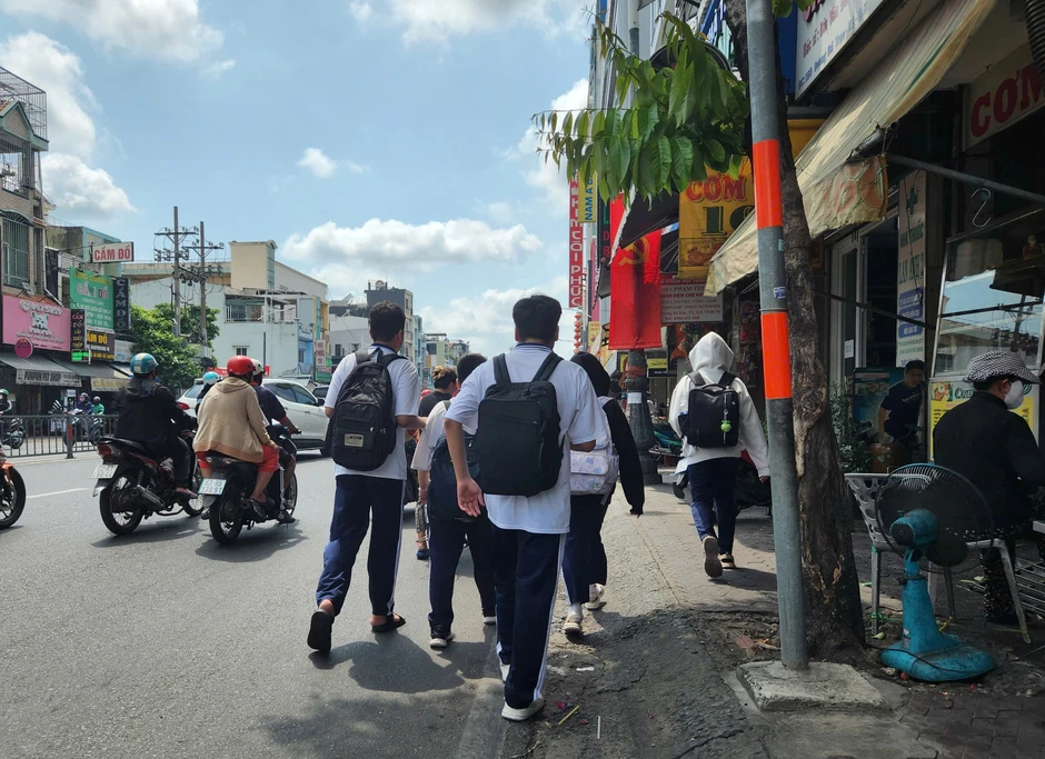 Sở Xây dựng TP.HCM nói gì về việc học sinh không có vỉa hè đi bộ? Sở Xây dựng TP.HCM nói gì về việc học sinh không có vỉa hè đi bộ?