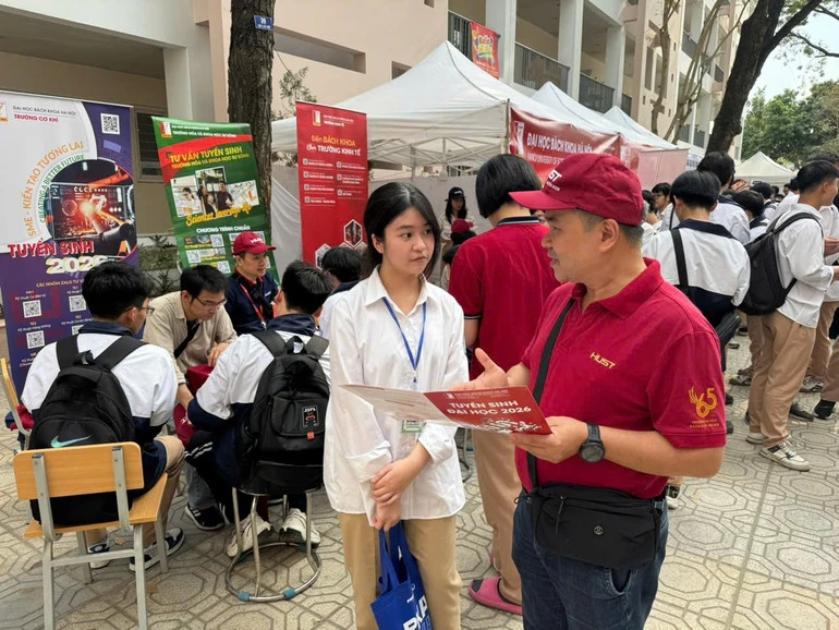 Sôi nổi Ngày hội hướng nghiệp và tư vấn tuyển sinh năm 2026 Sôi nổi Ngày hội hướng nghiệp và tư vấn tuyển sinh năm 2026