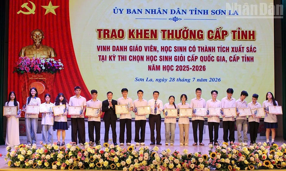 Sơn La tuyên dương hơn 300 giáo viên, học sinh đạt thành tích cao trong năm học 2025-2026 Sơn La tuyên dương hơn 300 giáo viên, học sinh đạt thành tích cao trong năm học 2025-2026