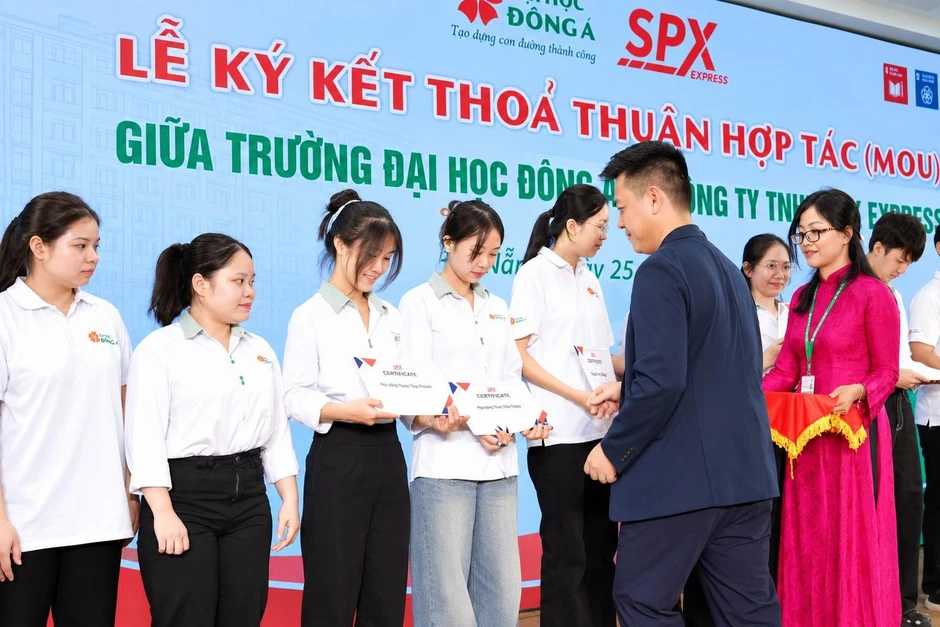 SPX Express cùng Trường Đại học Đông Á ký kết hợp tác chiến lược phát triển nguồn nhân lực logistics SPX Express cùng Trường Đại học Đông Á ký kết hợp tác chiến lược phát triển nguồn nhân lực logistics