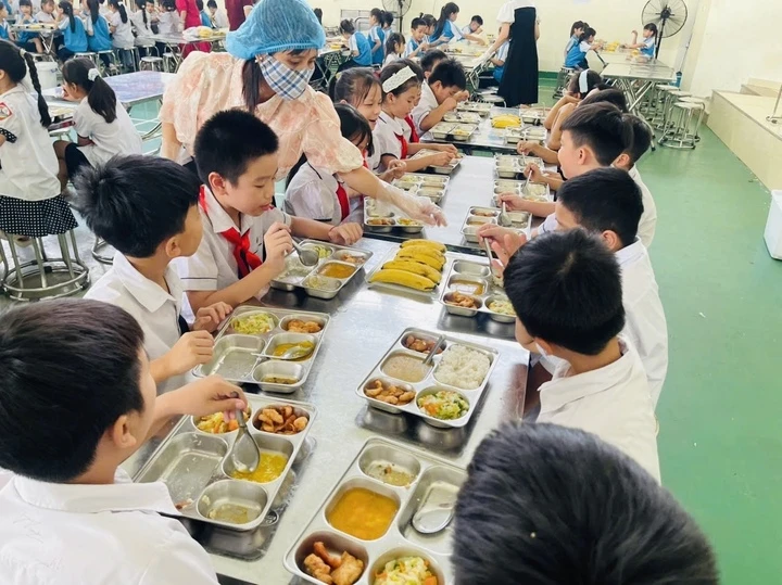 Suất ăn bán trú 'giống tóp mỡ' ở Hà Nội: Phát hiện hàng loạt bất cập Suất ăn bán trú 'giống tóp mỡ' ở Hà Nội: Phát hiện hàng loạt bất cập