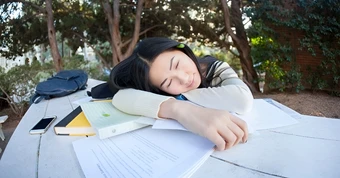 Tại sao có một số bộ phận sinh viên lên đại học lại sa sút?