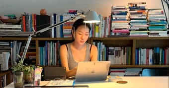 Tại sao việc đặt bàn học ngay dưới xà ngang lại là cấm kỵ?