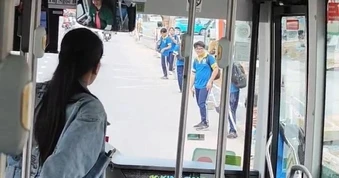 Tài xế xe buýt chạy chậm, chờ nhóm học sinh đi muộn hút 1,5 triệu lượt xem