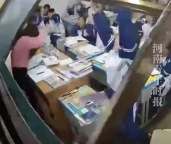 Tấm bảng đen bất ngờ đổ ụp xuống lưng cô giáo, phản ứng vô thức của 2 nam sinh CÁ BIỆT khiến cô giáo 4 năm sau vẫn khóc! Tấm bảng đen bất ngờ đổ ụp xuống lưng cô giáo, phản ứng vô thức của 2 nam sinh CÁ BIỆT khiến cô giáo 4 năm sau vẫn khóc!