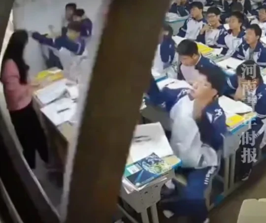 Tấm bảng đen bất ngờ đổ ụp xuống lưng cô giáo, phản ứng vô thức của 2 nam sinh CÁ BIỆT khiến cô giáo 4 năm sau vẫn khóc! Tấm bảng đen bất ngờ đổ ụp xuống lưng cô giáo, phản ứng vô thức của 2 nam sinh CÁ BIỆT khiến cô giáo 4 năm sau vẫn khóc!