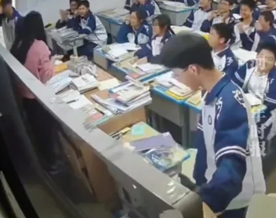 Tấm bảng đen bất ngờ đổ ụp xuống lưng cô giáo, phản ứng vô thức của 2 nam sinh CÁ BIỆT khiến cô giáo 4 năm sau vẫn khóc! Tấm bảng đen bất ngờ đổ ụp xuống lưng cô giáo, phản ứng vô thức của 2 nam sinh CÁ BIỆT khiến cô giáo 4 năm sau vẫn khóc!