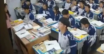 Tấm bảng đen bất ngờ đổ ụp xuống lưng cô giáo, phản ứng vô thức của 2 nam sinh CÁ BIỆT khiến cô giáo 4 năm sau vẫn khóc!