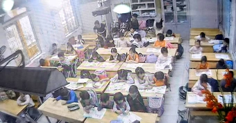 Tạm thời cho thôi đứng lớp đối với cô giáo bị tố bắt học sinh 'liếm đất'