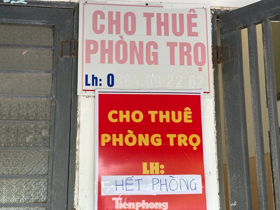 Tân sinh viên chật vật tìm nhà trọ trước thềm năm học mới Tân sinh viên chật vật tìm nhà trọ trước thềm năm học mới