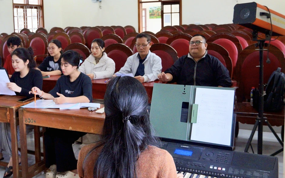 'Tân sinh viên U.60' dùng âm nhạc xoa dịu trẻ khuyết tật 'Tân sinh viên U.60' dùng âm nhạc xoa dịu trẻ khuyết tật